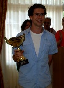 Jon Ludvig Hammer med vinnerpokalen.