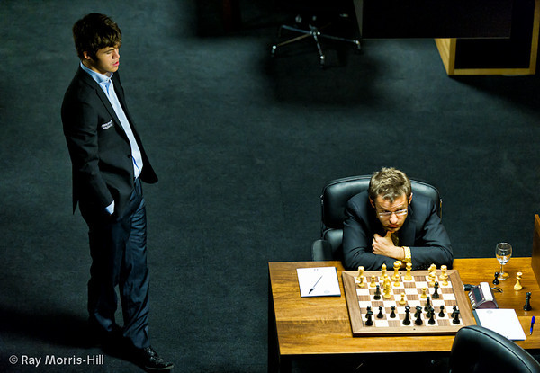 Carlsen flger Aronians parti.