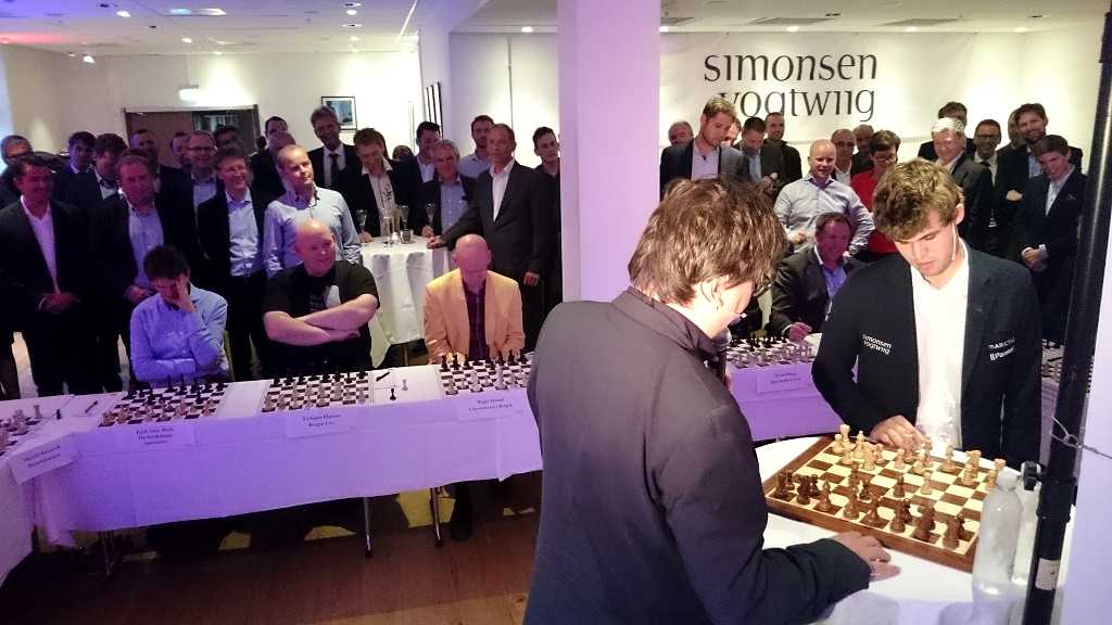 Fra Carlsens simultan i Bergen.