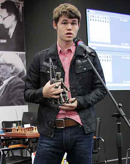 Magnus Carlsen med sjakkens Oscar for 2010