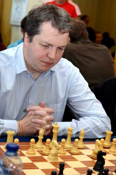 GM Nigel Short i delt ledelse.