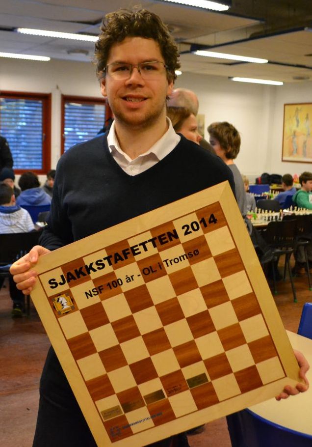 Hammer med symbolet p sjakkstafetten.