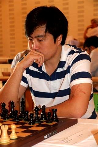 Xiangzhi Bu leder etter fem runder.