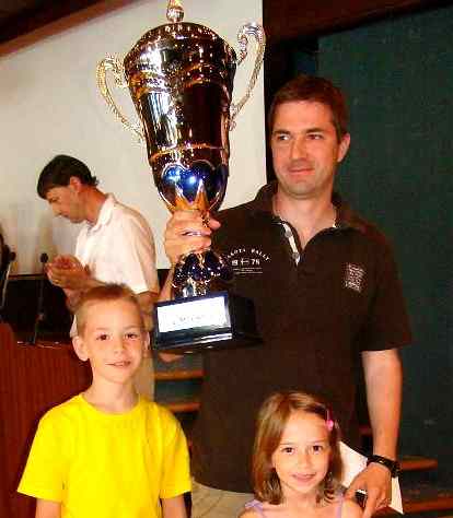Vinner Aleksandar Kovacevic med barn og kjempepokal