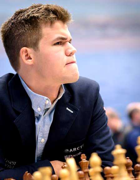Carlsen sliter i Wijk aan Zee.