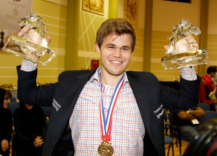 Magnus Carlsen med sine to VM-trofeer.