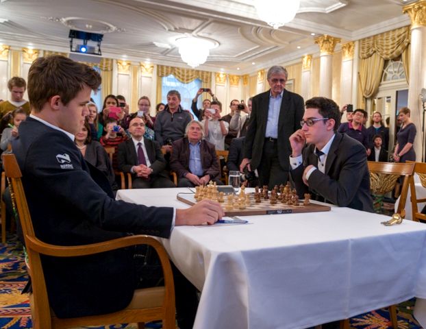 Carlsen slr Caruana i fjerde runde.