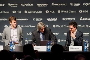 Carlsen og Caruana på pressekonferanse med Daniel King