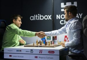 Carlsen slet mot Aronian, men vant i Armageddon