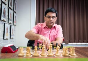 Anand leder alene etter tre runder