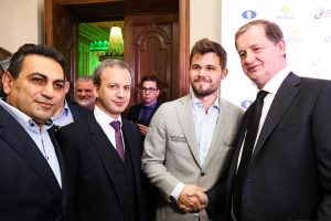 Carlsen på åpningsseremonien med bl.a. FIDE-president Dvorkovich