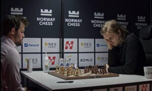 Carlsen slo ledende Rapport i 8. runde