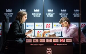 Rapport og Carlsen topper tabellen etter tre runder