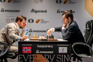 Mye dramatikk, men remis også i andre VM-parti mellom Carlsen og Nepomniachtchi 
