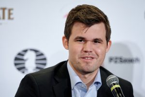 En bra start for Carlsen i VM i hurtigsjakk