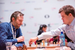 Grischuk slo Carlsen på andre spilledag