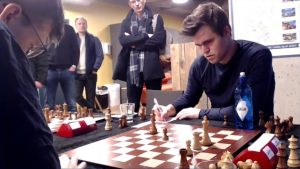 Carlsen måtte avgi et halvpoeng mot Østmoe