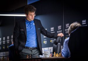 Carlsen tok sin første langsjakkseier i tredje runde