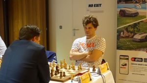 Carlsen slo tyske Naumann i andre runde