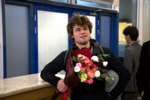 Carlsen ble mottatt med blomster i Almaty