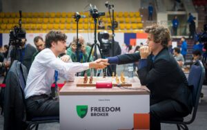 Carlsen slo van Foreest i sjette runde