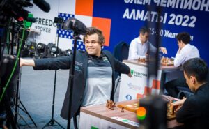 Carlsen kunne juble etter den avgjørende seieren mot Abdusattorov