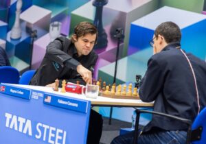 Carlsen nærmer seg teten etter seier mot Caruana