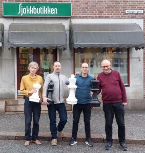 Staben utenfor Sjakkbutikken i Drammen: fra venstre Hakon Adler, Jan Gunnar Fredriksen, Audun B. Fløtten og Øystein Brekke