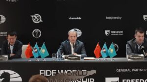 Spillerne på pressekonferanse med FIDE-president Dvorkovich