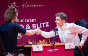 Carlsen berget remis i det avgjørende partiet mot Duda