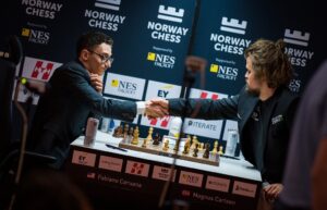 Caruana slo Carlsen i 1. runde