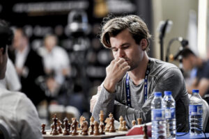 Carlsen vant første parti mot Tari