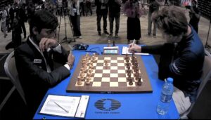 Praggnanandhaa og Carlsen spilte remis i første finaleparti