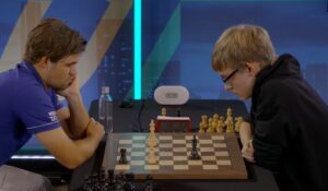 Carlsen startet med seier mot Lazavik