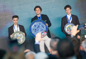 De tre beste i VM i lynsjakk 2023: Dubov, Carlsen og Artemiev