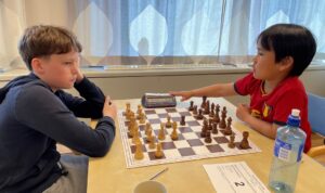 Kvaløy spilles lynsjakk mot turneringens yngste spiller, 7-årige Hashingmang Setha