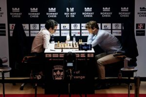 Carlsen slo tilbake med seier mot Caruana