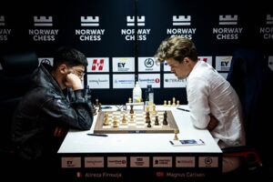 Carlsen leder fortsatt etter partiet mot Firouzja