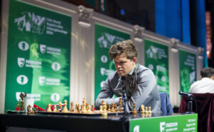 Carlsen med dårlig start på VM i hurtigsjakk