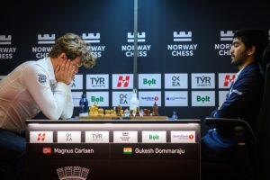 Carlsen slo Gukesh i første runde Carlsen slo Gukesh i første runde